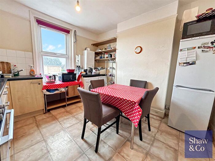 2 Bedroom Flat For Sale In Whitton Road, Whitton, Hounslow, TW3