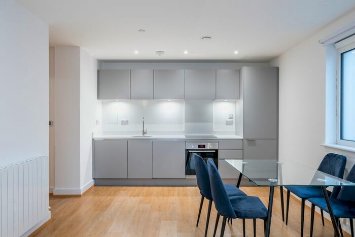 2 Bedroom Flat To Rent In Well Farm Road, Whyteleafe, CR3