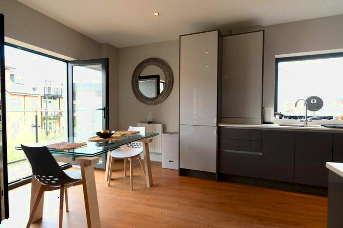 2 Bedroom Flat To Rent In Stour Street, Canterbury, Kent, CT1