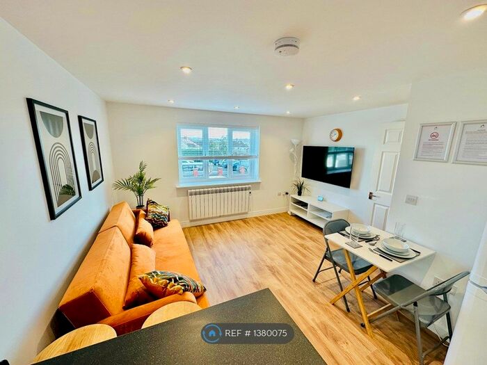 1 Bedroom Flat To Rent In Raywood Court, Guildford, GU2