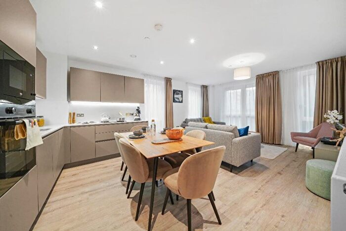 3 Bedroom Apartment To Rent In Block H Townhouses, M5