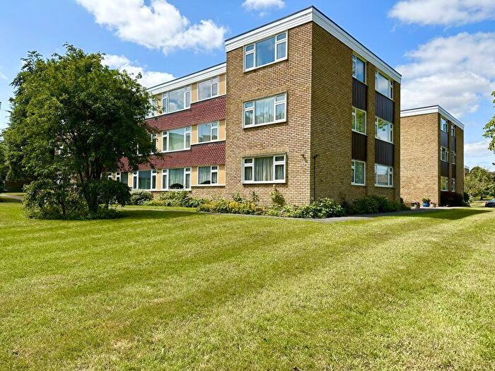 3 Bedroom Flat For Sale In Avenue Road, Epsom, KT18