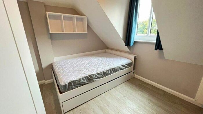 3 Bedroom Flat To Rent In College Court, College Road - Ref, CT1