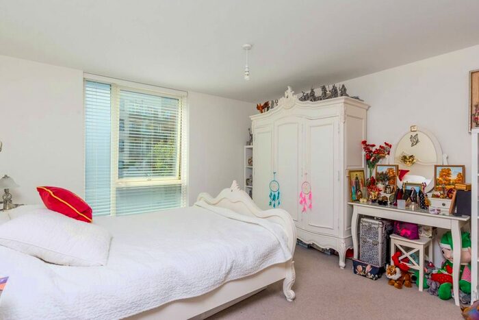 2 Bedroom Flat To Rent In Acton Gardens, South Acton, London, W3
