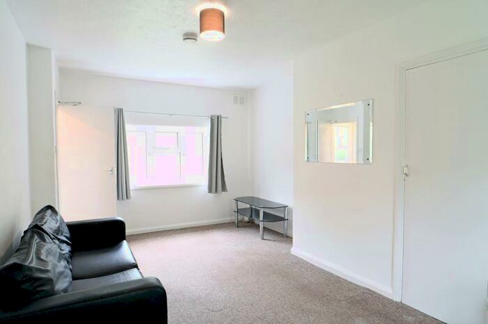 4 Bedroom Semi-Detached House To Rent In Southall Avenue, Brighton, BN2