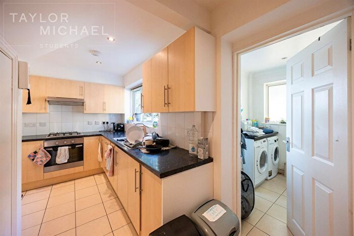 6 Bedroom Semi-Detached House To Rent In Crespin Way, Brighton, BN1