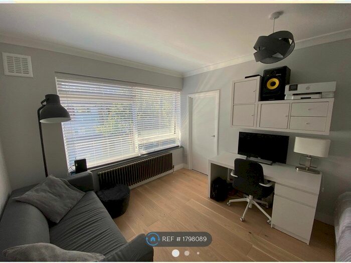 Studio To Rent In Pemberton Court, London, E1