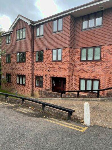 1 Bedroom Flat To Rent In Frenches Court, Redhill, RH1