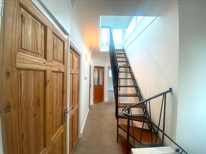 2 Bedroom Apartment To Rent In Leigh On Sea, SS9