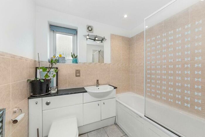 2 Bedroom Apartment To Rent In Silken Mews Peckham, SE15