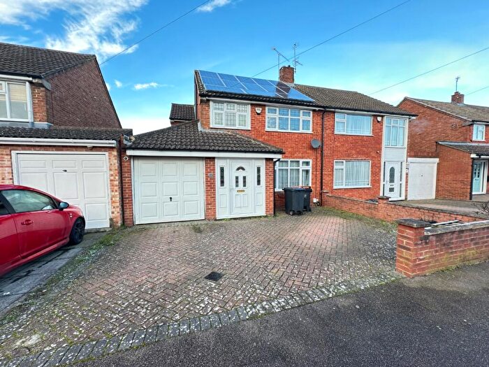 3 Bedroom Semi-Detached House To Rent In Buckwood Avenue, Dunstable, Bedfordshire, LU5
