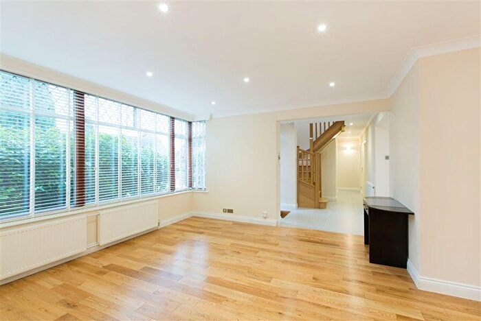6 Bedroom Terraced House To Rent In Vale Rise, Golders Green, NW11