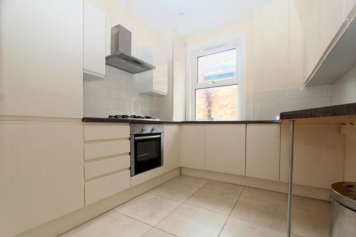 3 Bedroom Flat To Rent In Rosebery Road, London, N10