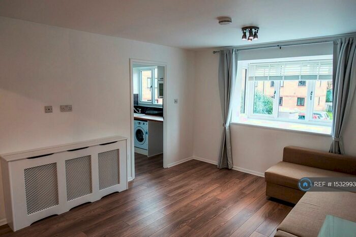 Studio To Rent In Blackdown Close, London, N2