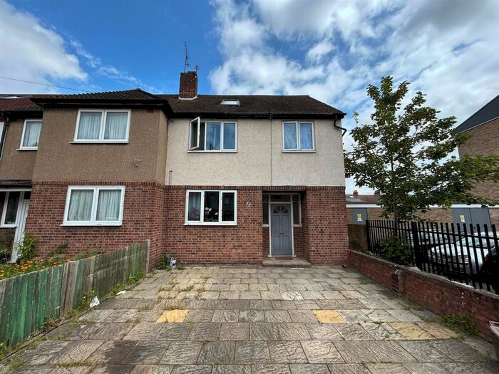 2 Bedroom Flat To Rent In Parsonage Lane, Enfield, EN2