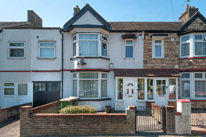 4 Bedroom Semi-Detached House For Sale In Cheltenham Gardens, Central Park, London, E6