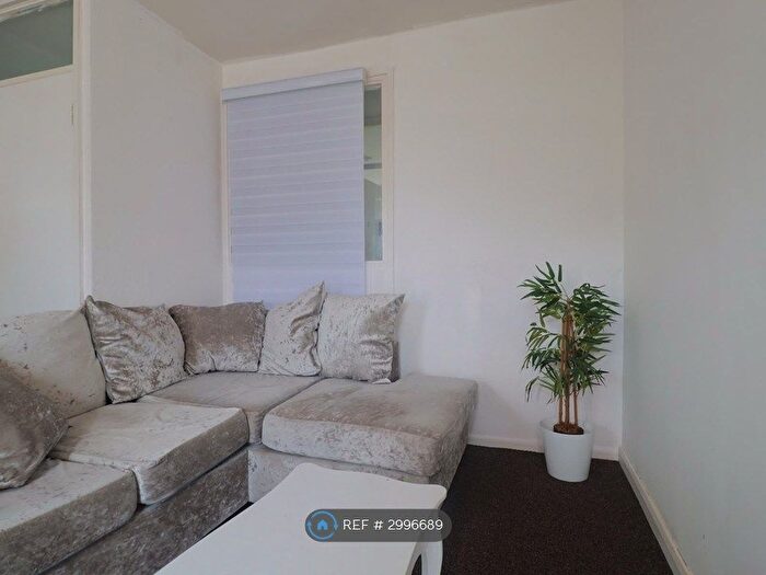 4 Bedroom Flat To Rent In Low Hill, Rochdale, OL12