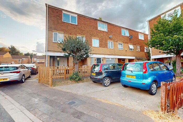 4 Bedroom End Of Terrace House For Sale In Gainsborough Road, Hayes, UB4