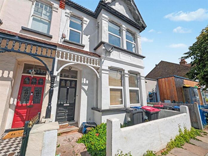 2 Bedroom Flat To Rent In Sunningdale Avenue, Leigh-On-Sea, SS9