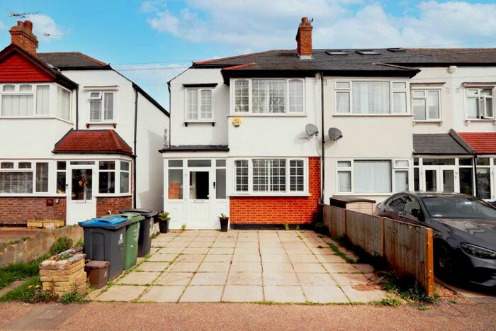 3 Bedroom Semi-Detached House To Rent In Cavendish Road, Surrey, KT3