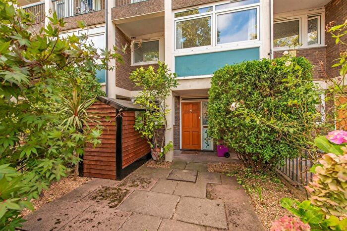 3 Bedroom Flat To Rent In McAusland House, Bow, E3