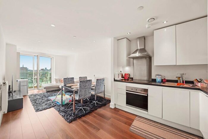 3 Bedroom Flat To Rent In Duckman Tower, Lincoln Plaza, E14