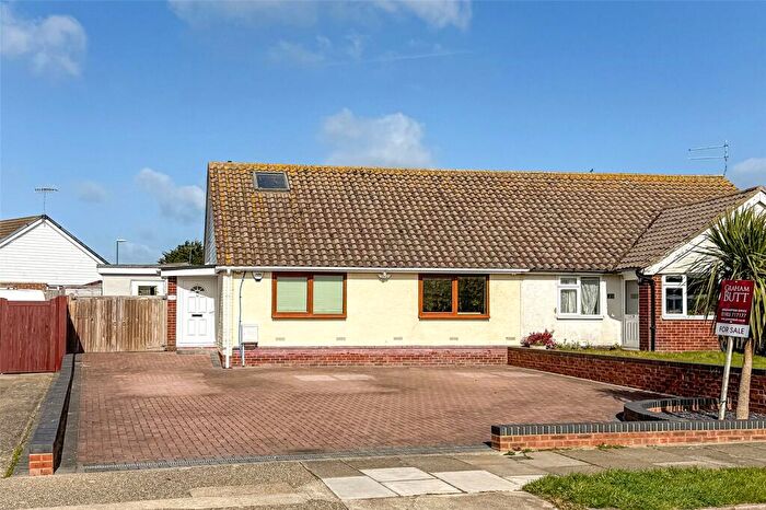 2 Bedroom Bungalow For Sale In Madehurst Way, Littlehampton, West Sussex, BN17