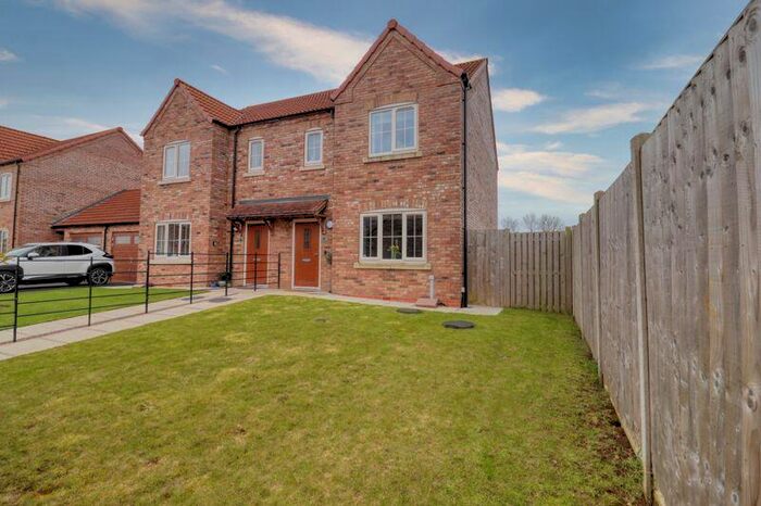 3 Bedroom Semi-Detached House For Sale In Owens View, Blyton, DN21
