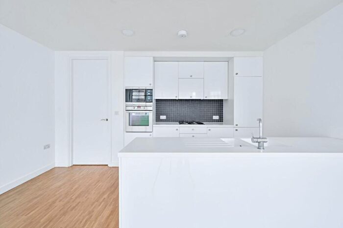 3 Bedroom Flat For Sale In Leather Lane, Clerkenwell, London, EC1N - Photo 3