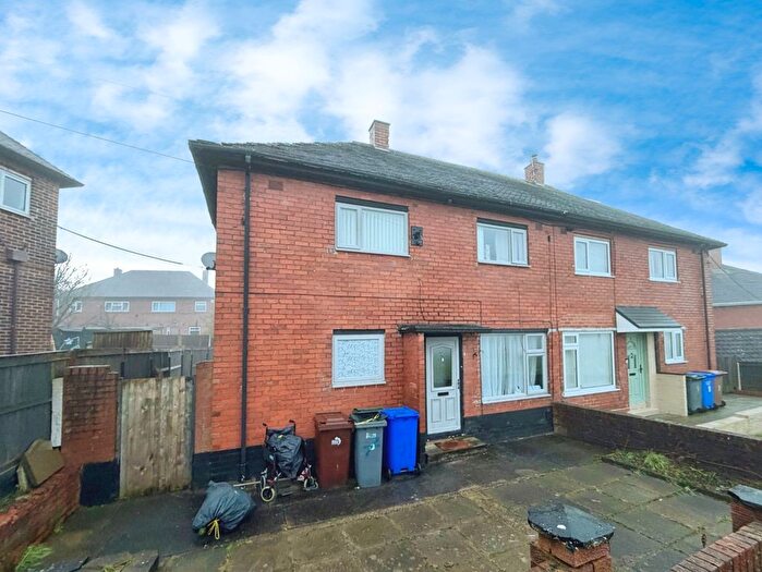 3 Bedroom Semi Detached House For Sale In Hollowood Walk, Stoke-On-Trent, Staffordshire, ST6