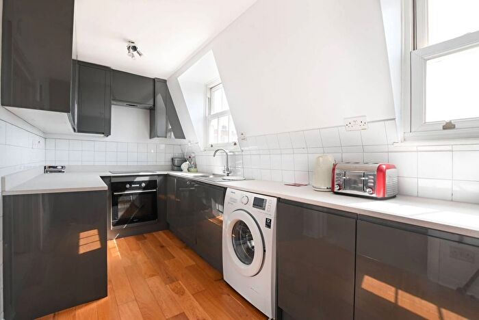 3 Bedroom Flat To Rent In Gloucester Street, Pimlico, London, SW1V