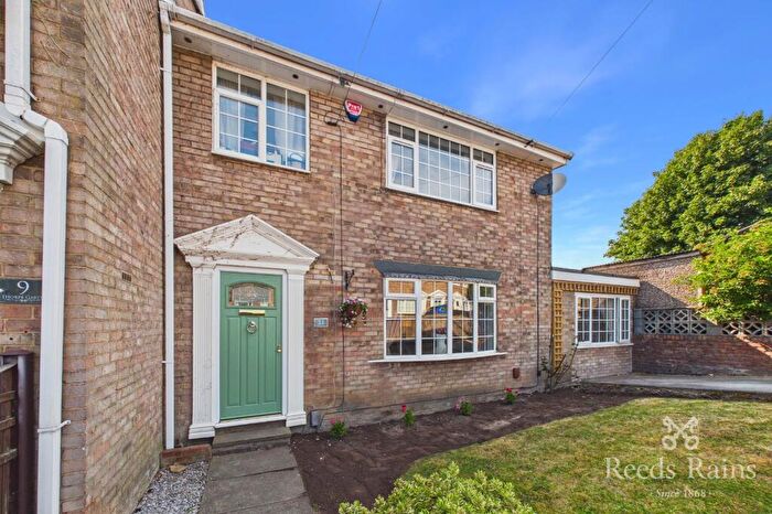 3 Bedroom Semi-Detached House For Sale In Thorpe Garth, Leeds, West Yorkshire, LS10