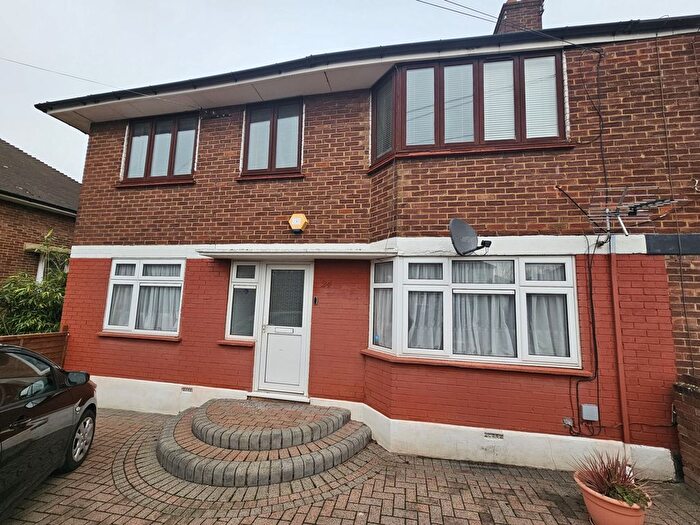 2 Bedroom Flat For Sale In Caernarvan Drive, Clayhall, IG5