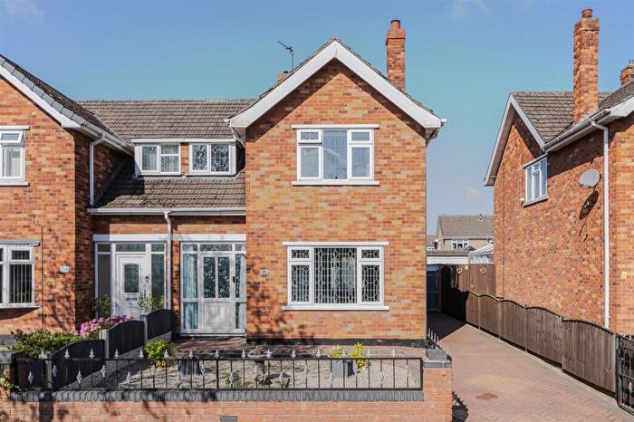 3 Bedroom Semi-Detached House For Sale In Merton Road, Scunthorpe, DN16