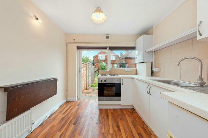 Flat To Rent In Woodstock Avenue, London, NW11