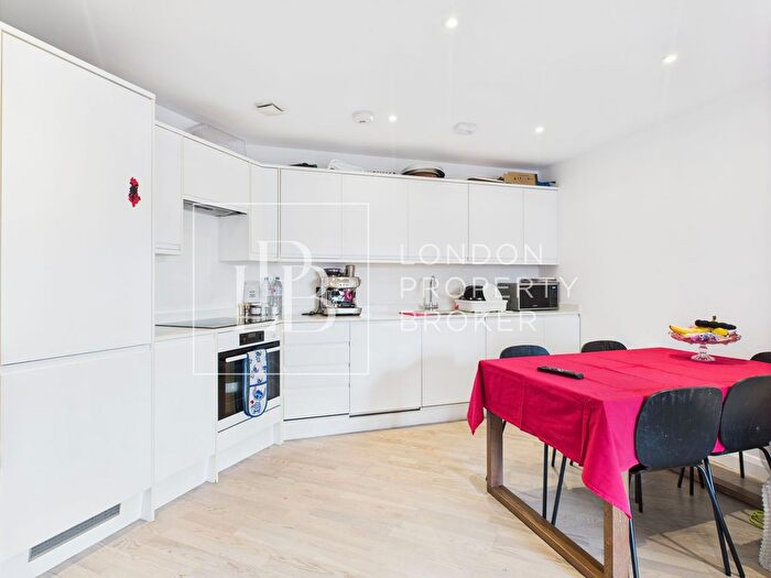 2 Bedroom Flat To Rent In St. Pauls Way, Sphere Apartments, E3