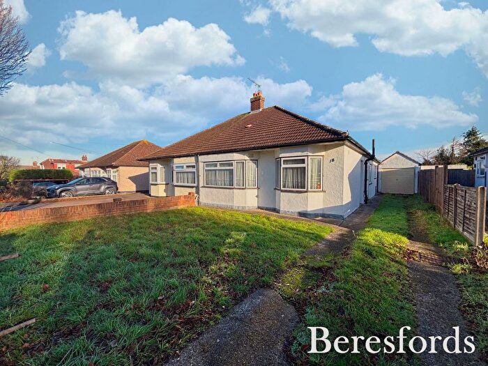 2 Bedroom Bungalow For Sale In Hornbeam Avenue, Upminster, RM14