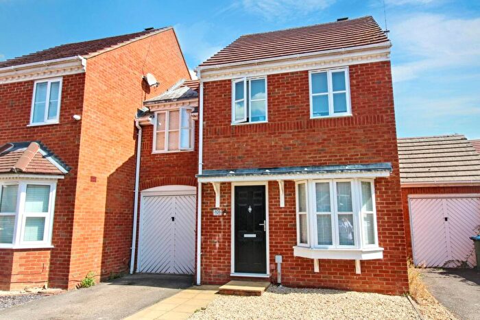 3 Bedroom Link Detached House To Rent In Lark Vale, Aylesbury, HP19