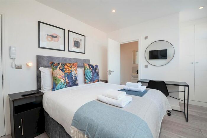 Studio To Rent In Upper Richmond Road West (), London, SW14