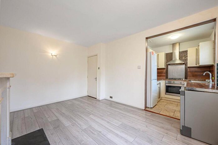 2 Bedroom Maisonette To Rent In Addison Way, Hampstead Garden Suburb, London, NW11