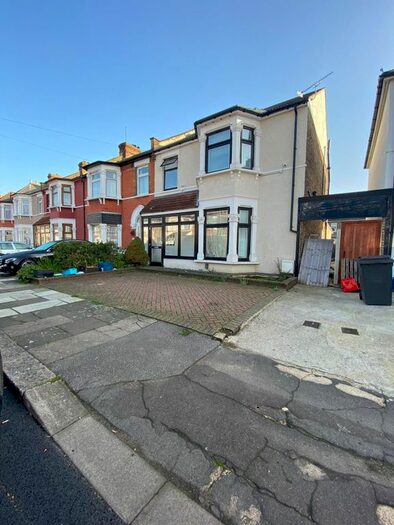 1 Bedroom Studio To Rent In Blythswood Road, Studio Ilford, IG3