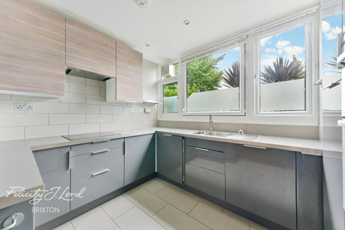 3 Bedroom Maisonette For Sale In Birkwood Close, London, SW12