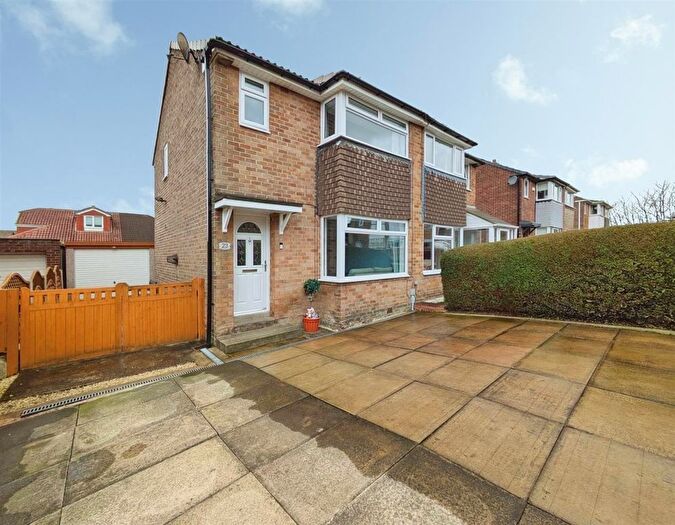 3 Bedroom Semi Detached House For Sale In Spring Valley Close, Leeds, LS13