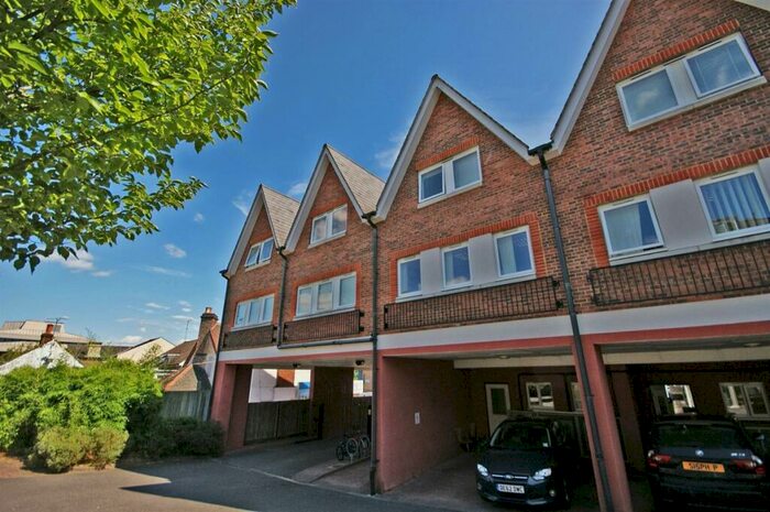 2 Bedroom Flat To Rent In Brighton Road, Redhill, RH1