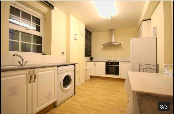 3 Bedroom Flat To Rent In Stockwell Gardens, London, SW9
