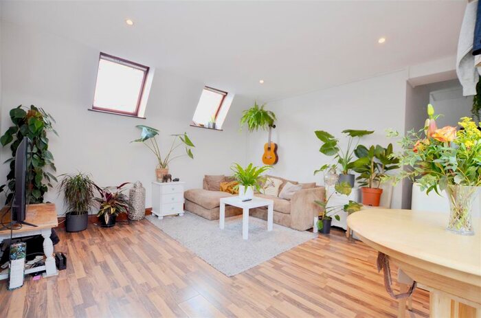 2 Bedroom Flat To Rent In High Street, Teddington, TW11