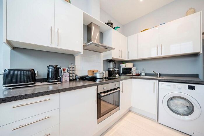 2 Bedroom Flat For Sale In Alexandra Park Road, London, N10