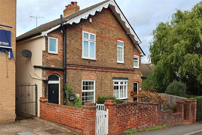 3 Bedroom Semi-Detached House For Sale In Pondhue Cottages, Anchor Hill, Knaphill, Surrey, GU21