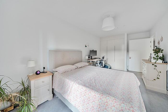 2 Bedroom Apartment For Sale In Heygate Street, London, SE17