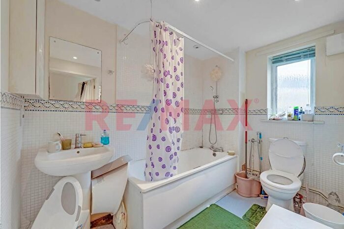 2 Bedroom Flat For Sale In The Fanshawe, Gale Street, Dagenham, RM9